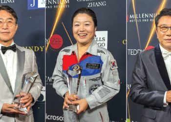 2025 아시안 명예의 전당 시상식에서 헌액된 한인들. 왼쪽부터 권일연 H마트 회장, 이소연 박사, 이수만 프로듀서. 김상진 기자