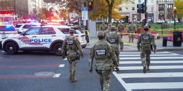 워싱턴 백악관 앞주방위군 병사들이 걷고 있다. [로이터]