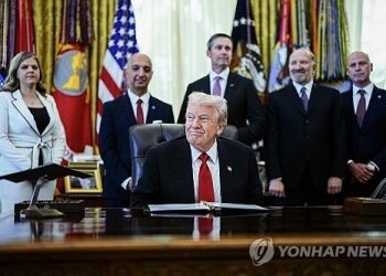 트럼프 대통령이 6일 백악관에서 글로벌 제약사와의 비만치료제 가격 인하 합의를 발표하고 있다.