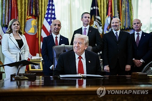 트럼프 대통령이 6일 백악관에서 글로벌 제약사와의 비만치료제 가격 인하 합의를 발표하고 있다.