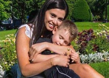 미국 매사추세츠주 보스턴 근교에 거주하던 브루나 카롤리네 페레이라(왼쪽)와 그의 아들 마이클 레빗 주니어(오른쪽)의 모습. 페레이라는 미국 이민세관단속국(ICE)의 불법이민 단속으로 11월에 체포돼 루이지애나주의 ICE 시설에 구금돼 있다. 이 사진은 페레이라의 자매인 그라시엘라 도스 산토스 로드리게스가 페레이라의 석방을 위해 개설한 법률 대응 비용 모금을 위한 고펀드미 페이지에 실려 있다. [고펀드미 페이지 캡처]