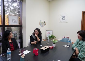 왼쪽부터 이희윤 교수, 조이 서 디렉터, 백지나 코디네이터