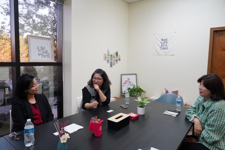 왼쪽부터 이희윤 교수, 조이 서 디렉터, 백지나 코디네이터