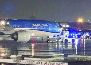승객의 돌발 행동으로 결항한 KLM 아시아 항공기. [ANF 영상 캡처]