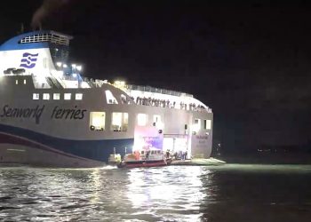 19일 오후 8시 17분께 전남 신안군 장산도 남방 족도에 여객선 퀸제누비아2호가 좌초돼 해경이 구조 작업을 벌이고 있다. [목포해경 제공]