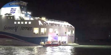 19일 오후 8시 17분께 전남 신안군 장산도 남방 족도에 여객선 퀸제누비아2호가 좌초돼 해경이 구조 작업을 벌이고 있다. [목포해경 제공]