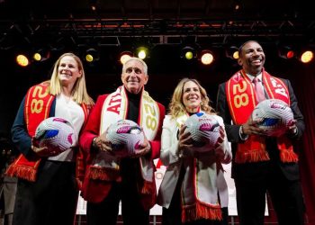 아서 블랭크(왼쪽 두 번째), 안드레 디킨스 애틀랜타 시장(맨 오른쪽) , NWSL 임원들이 11일 행사에서 한자리에 섰다. [NWSL 애틀랜타 페이스북]