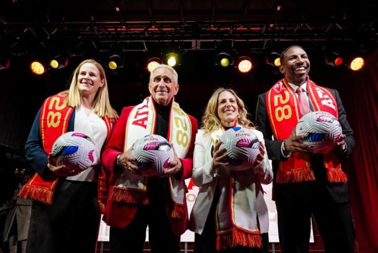 아서 블랭크(왼쪽 두 번째), 안드레 디킨스 애틀랜타 시장(맨 오른쪽) , NWSL 임원들이 11일 행사에서 한자리에 섰다. [NWSL 애틀랜타 페이스북]