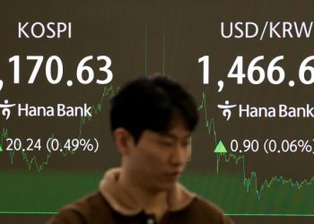 13일 서울 을지로 하나은행 본점 딜링룸 증시 현황판에 코스피, 원/달러 환율, 코스닥 지수가 표시되고 있다. [연합뉴스 사진]