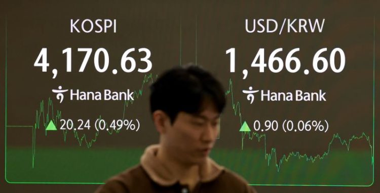 13일 서울 을지로 하나은행 본점 딜링룸 증시 현황판에 코스피, 원/달러 환율, 코스닥 지수가 표시되고 있다. [연합뉴스 사진]
