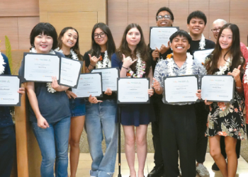 뱅크오브호프 관계자들이 하와이 지역 학생들에게 장학금을 제공하고 기념사진을 촬영했다. [뱅크오브호프 제공]