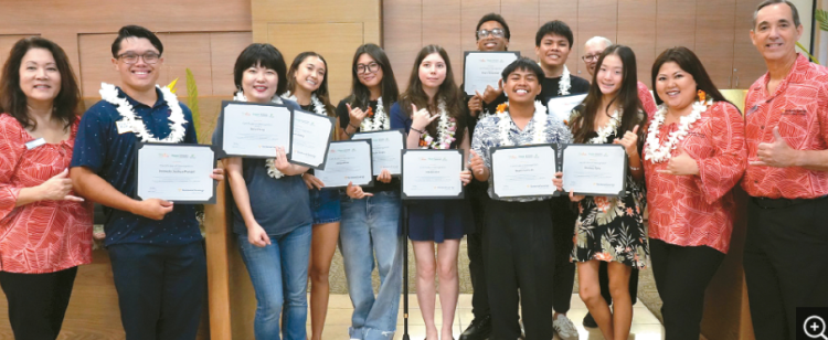 뱅크오브호프 관계자들이 하와이 지역 학생들에게 장학금을 제공하고 기념사진을 촬영했다. [뱅크오브호프 제공]
