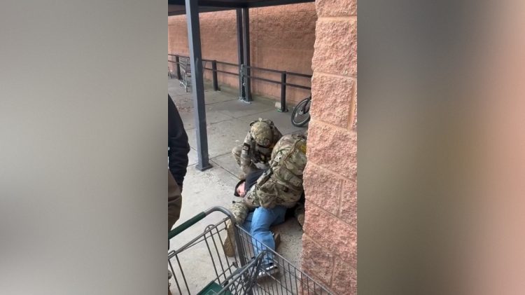 샬럿 슈퍼 G마트를 급습한 연방 요원들이 이민자를 체포하고 있다. [소셜미디어 캡처]