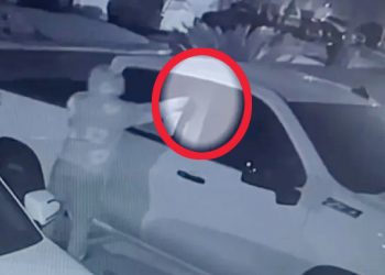 절도범이 주차된 픽업트럭 틴트된 유리창을 부순 후 뜯어내는 장면. [ABC7 캡처]