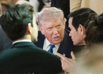 도널드 트럼프 대통령이 지닌달 31일(현지시간) 플로리다주 팜비치에서 열린 마라라고 할로윈 파티에서 마코 루비오 국무장관과 대화를 나누고 있다. AP=연합뉴스