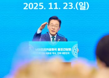 이재명 대통령이 23일(현지시간) 남아프리카공화국 샌튼의 한 컨벤션센터에서 열린 동포오찬간담회에 참석해 발언하고 있다. 전민규 기자