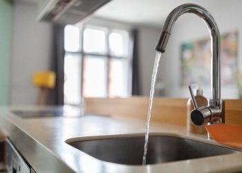 메트로 애틀랜타 수돗물에서 올해 유독 불쾌한 맛이 난다는 주민들의 불만이 이어지고 있다. [출처 셔터스톡]