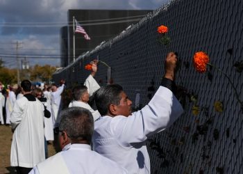 가톨릭 사제들이 시카고 브로드뷰 ICE(이민세관단속국) 구치소 주변에 매리골드 꽃을 꽂고 있다. [로이터]