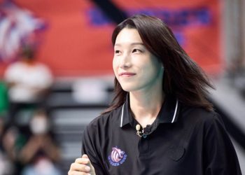 MBC에서 지난 9월부터 방영한 스포츠예능 '신인감독 김연경'에서 선수들에게 지시를 내리고 있는 감독 김연경. 사진 MBC