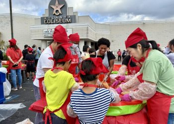 22일 오전 둘루스 콜로세움에서 배추 500포기 김장이 한창이다. 윤지아 기자.