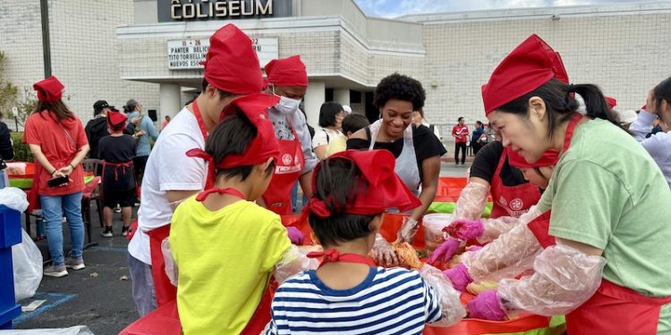 22일 오전 둘루스 콜로세움에서 배추 500포기 김장이 한창이다. 윤지아 기자.