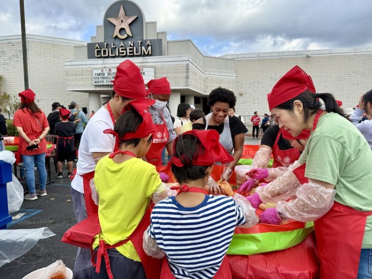 22일 오전 둘루스 콜로세움에서 배추 500포기 김장이 한창이다. 윤지아 기자.