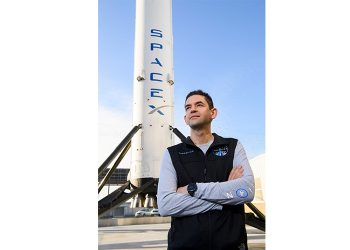 지난 2021년 스페이스X의 회수된 팰컨9 1단 로켓 앞에 선 재러드 아이작먼. 트럼프 미국 대통령은 4일 그를 미 항공우주국(NASA) 국장으로 재지명했다. [AFP=연합뉴스]