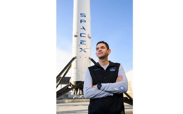 지난 2021년 스페이스X의 회수된 팰컨9 1단 로켓 앞에 선 재러드 아이작먼. 트럼프 미국 대통령은 4일 그를 미 항공우주국(NASA) 국장으로 재지명했다. [AFP=연합뉴스]