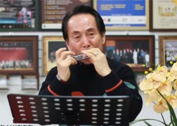 22일 교회에서 깜짝 무대를 선보이고 있는 이혜봉 연주자.