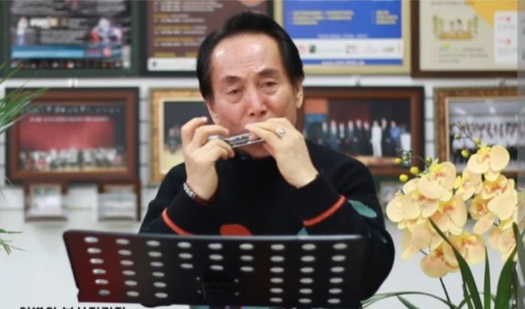 22일 교회에서 깜짝 무대를 선보이고 있는 이혜봉 연주자.