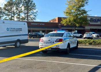 한 여성이 총격을 받고 숨진 사건 둘루스 쇼핑센터 현장.  [귀넷경찰 제공]