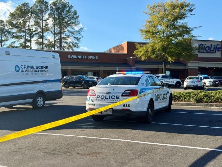 한 여성이 총격을 받고 숨진 사건 둘루스 쇼핑센터 현장.  [귀넷경찰 제공]