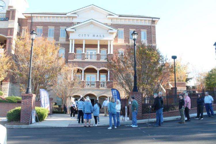 지난 4일 둘루스 시의원 투표를 위해 모인 유권자들이 시청 밖까지 줄을 서있다. [독자 제보]