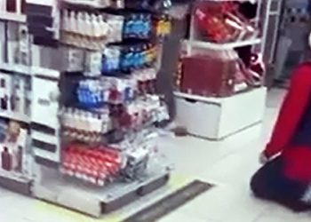 지난 21일 순천 다이소 매장에서 직원이 여성 손님앞에 무릎꿇은 채 사과하고 있다. 사진 온라인 커뮤니티 캡처