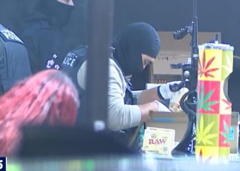 릴번 인디언 트레일 코트 플라자에서 마스크를 쓴 경찰이 상점을 수색하고 있다. [폭스5 보도영상 캡처]