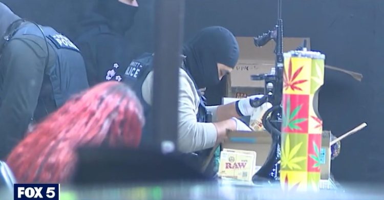 릴번 인디언 트레일 코트 플라자에서 마스크를 쓴 경찰이 상점을 수색하고 있다. [폭스5 보도영상 캡처]