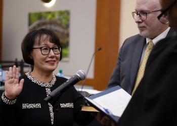 지난 7일 메디슨 시청에서 취임선서를 하는 라내 바틀렛 씨. [매디슨 시 제공]