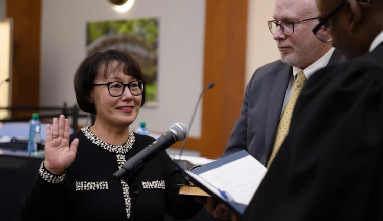 지난 7일 메디슨 시청에서 취임선서를 하는 라내 바틀렛 씨. [매디슨 시 제공]