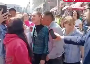 셰인바움 멕시코 대통령이 한 남성에게 성추행 피해를 입었다. 유튜브 'MILENIO' 캡처