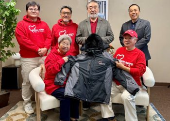 6일 오전 애틀랜타중앙일보를 찾은 미션아가페 자원봉사자들이 올해 나눔하는 사랑의 점퍼를 들고 이종호 대표(맨 오른쪽)와 기념사진을 찍었다.