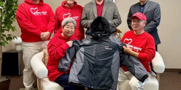 6일 오전 애틀랜타중앙일보를 찾은 미션아가페 자원봉사자들이 올해 나눔하는 사랑의 점퍼를 들고 이종호 대표(맨 오른쪽)와 기념사진을 찍었다.