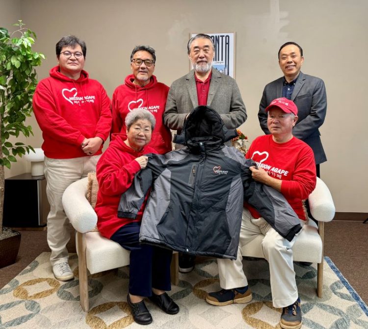 6일 오전 애틀랜타중앙일보를 찾은 미션아가페 자원봉사자들이 올해 나눔하는 사랑의 점퍼를 들고 이종호 대표(맨 오른쪽)와 기념사진을 찍었다.