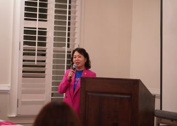 13일 후원회에서 미쉘 강 조지아주 하원의원 후보가 공약을 소개하고 있다.