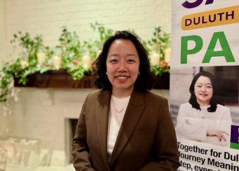 4일 개표행사에서 사라 박 후보가 환하게 웃고 있다. 윤지아 기자.