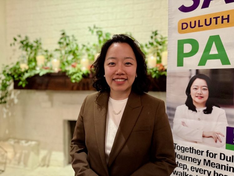 4일 개표행사에서 사라 박 후보가 환하게 웃고 있다. 윤지아 기자.