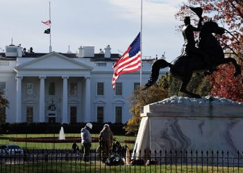 백악관 앞 거리에서 한 노점상이 장사를 하고 있다.  [로이터]