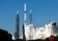 블루 오리진의 뉴 글렌 로켓이 지난 13일 미국 플로리다주에 있는 케이프커내버럴 우주군 기지에서 두 개의 위성을 화성 궤도로 운반하는 나사의 임무를 위해 발사됐다. [로이터]