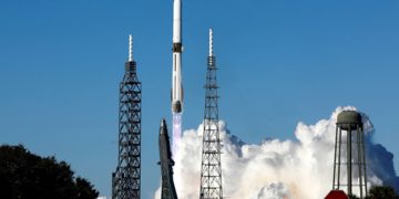 블루 오리진의 뉴 글렌 로켓이 지난 13일 미국 플로리다주에 있는 케이프커내버럴 우주군 기지에서 두 개의 위성을 화성 궤도로 운반하는 나사의 임무를 위해 발사됐다. [로이터]