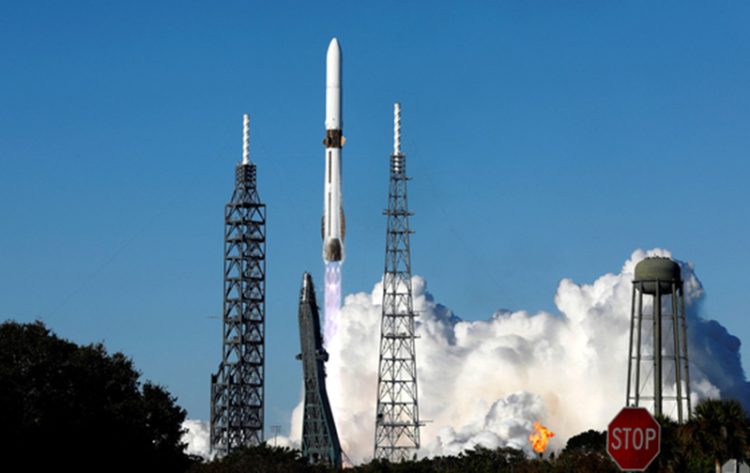 블루 오리진의 뉴 글렌 로켓이 지난 13일 미국 플로리다주에 있는 케이프커내버럴 우주군 기지에서 두 개의 위성을 화성 궤도로 운반하는 나사의 임무를 위해 발사됐다. [로이터]