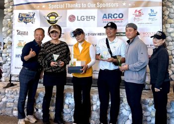 한오동 상의 회장(왼쪽)과 각 부문 수상자들이 대회 후 기념사진을 찍었다.  [한인상의 제공]